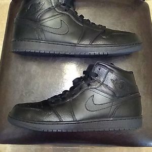 Air jordan 1 mid triple black 9/10 condition w.box